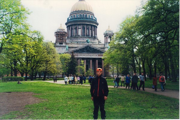 Маленький Илюша перед Исаакиевским собором